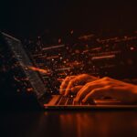 Desarrollador usando herramientas de compilación JavaScript en Rust con visuales abstractas que representan optimización y rapidez para startups ágiles.