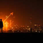 Silueta de founder contemplando una ciudad futurista en tonos naranja y negro, simbolizando las lecciones de Steve Jobs sobre resiliencia e innovación para emprendedores.