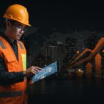 Profesional de construcción usando tecnología digital representando la capacitación online y la innovación de la startup edtech TEDI en Perú y Latinoamérica.