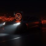 Tesla elimina Autopilot en California para evitar suspensión, imagen del vehículo con interfaz de conducción autónoma desvaneciéndose, simbolizando regulación y movilidad autónoma.