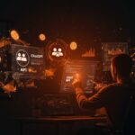 Desarrollador integrando la API de ChatGPT en proyectos innovadores con representación visual de tokens y automatización IA.