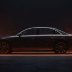 Audi A8 en un showroom futurista representando el fin de una era en berlinas de lujo y la transición hacia la movilidad eléctrica en el mercado automotriz premium.