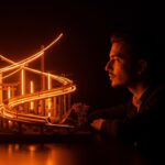 Innovación y creatividad en startups representadas por un fundador latinoamericano inspirado en el caso Tama de Japón con elementos de escalabilidad y estrategia digital.