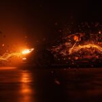 Ciberataque afectando tecnología automotriz, mostrando la vulnerabilidad en hardware conectado y desafíos de ciberseguridad para startups tech.