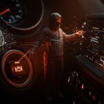 Ciberseguridad en tecnología automotriz representada con un ataque digital que afecta a automóviles, destacando riesgos tecnológicos para startups tech.