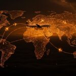 Impacto del conflicto en Irán sobre el tráfico aéreo y turismo global entre Europa y Asia, ilustrado con rutas aéreas y símbolos de aerolíneas en tonos naranja y negro.