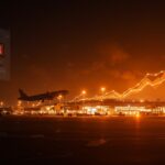 Crisis del combustible causando cancelaciones masivas de vuelos en aerolíneas, ilustración editoral sobre impacto en la aviación comercial y el precio del combustible.