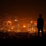 Líder tecnológico chino frente a un horizonte futurista de energías renovables liderando la transición energética global.