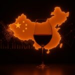 Declive del mercado del vino en China ilustrado con copa de vino y mapa chino, destacando tendencias y oportunidades para startups LATAM.
