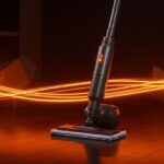 Fregona eléctrica Dyson Pencilwash ultracompacta en ambiente doméstico, símbolo de innovación tecnológica y oportunidades para hardware doméstico.