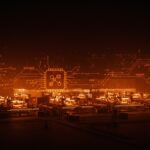 Planta Terafab en Austin fabricando chips de inteligencia artificial y hardware avanzado para Tesla y SpaceX, imagen editorial en tonos naranja y negro.