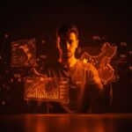 Empresario unipersonal con interfaces digitales que simbolizan la innovación y tendencias de empresas unipersonales entre China y Latinoamérica.