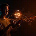 Tecnología eSIM para movilidad digital y datos ilimitados en viajes, representada con un viajero usando smartphone y redes de datos globales estilizadas en naranja y negro.
