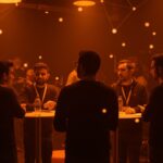 Networking tech entre fundadores de startups en Malta durante el EU-Startups Summit 2026 con ambiente dinámico y tecnológico.