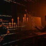 Visualización del fork de httpx y httpxyz en Python mostrando código divergente y un desarrollador analizando mantenimiento y dependencia en software open source para SaaS.