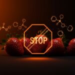 Fresas españolas con símbolo de prohibición representando veto por pesticidas y regulación alimentaria en Europa.