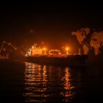 Impacto de la guerra en Irán en el precio del fuel oil con un petrolero navegando el Estrecho de Ormuz y cadenas de suministro globales.