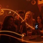 Generación Z disfrutando ocio experiencial en bares temáticos influenciados por TikTok, ilustrando tendencias y crisis del bar tradicional en 2026.