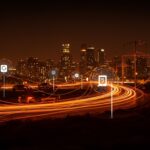 Transformación de la red eléctrica con tecnología vehicle-to-grid y energía distribuida impulsada por Google, Tesla y startups en LATAM.