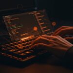 Desarrollador usando hipervínculos CLI con OSC 8 en terminal, mostrando automatización y usabilidad en entornos técnicos de startups.