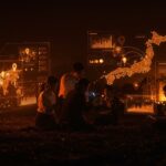 Innovadora gestión del turismo sostenible en Japón representada con emprendedores y tecnología digital enfocada en mercados emergentes.