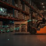 Logística automatizada con montacargas eléctrico y control AI en intralogística, innovación de Linde y Kion Group en 2026.