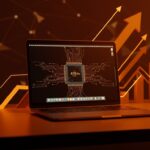 MacBook Neo con chip A18 Pro iluminado en tonos naranja y negro, simbolizando innovación tecnológica y competencia con Chromebooks en el mercado startup.