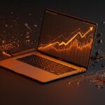 MacBook Pro M5 en primer plano con efectos visuales que representan escasez global de RAM y aumento de precios en tecnología AI.