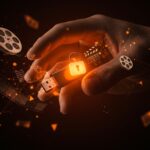 Pendrive encriptado con luz naranja sosteniendo películas de cine independiente, ilustrando un modelo físico innovador para startups tech.