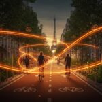 Escena urbana de movilidad sostenible en París con peatones, ciclistas y espacios verdes integrados, destacando la transformación urbana hacia menos autos y mejor calidad de aire.