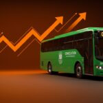Autobús concesionado de color verde con logo estatal, representando la nueva normativa de movilidad sostenible del gobierno en el mercado de transporte.