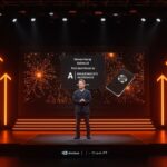 Jensen Huang en el Nvidia GTC 2026 keynote con metáforas visuales de inteligencia artificial y tecnología Nvidia en ecosistema startup naranja y negro.