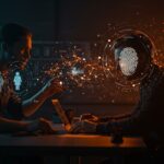 Fundadores de startup Nyne trabajando en inteligencia artificial con contexto humano y visualización de redes neuronales abstractas en ambiente naranja y negro.