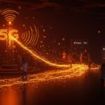 Antena 5G de Orange emitiendo señales digitales en un evento, representando conectividad premium y neutralidad de la red en telecomunicaciones.