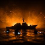 Escena editorial de la Armada de EEUU en el estrecho de Ormuz enfrentando minas navales y riesgos geopolíticos al mercado energético global.