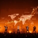 Escena futurista de BTS en concierto representando la innovación musical y el impacto macroeconómico global del K-pop, con elementos visuales de tecnología y mercado startup.
