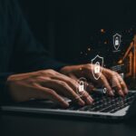 Gestor de secretos CLI scrt para DevOps y developers, representado con teclas de laptop y símbolos de seguridad en un entorno tecnológico moderno.