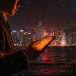 Founder tecnológico en Hong Kong enfrentando desafíos de seguridad nacional y privacidad digital bajo la ley de contraseñas y regulación tech.