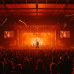 Concierto en estadio temporal de Shakira en Madrid destacando tendencias en la industria musical y eventos masivos.