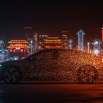 Coche eléctrico futurista con simbolismo de liderazgo chino en movilidad eléctrica y la cancelación de Afeela de Sony y Honda en la industria automotriz.