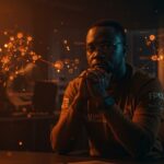 Retrato de líder sindical de trabajadores de IA en Kenia con símbolos visuales de trauma laboral, ética y organización sindical en tecnología.