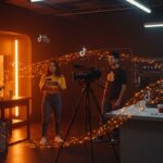 Creadores de contenido de TikTok colaborando en incubadora de streaming para contenido original con Tubi en un ambiente moderno y tecnológico.