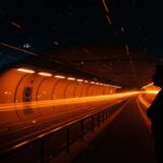 Túnel peatonal bajo el Canal de Panamá con innovación tecnológica de The Boring Company y Elon Musk, representando movilidad sostenible e infraestructura urbana en LATAM.