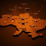Drones modernos en vuelo sobre mapa de Ucrania representando innovación tecnológica y autonomía en la industria de hardware.