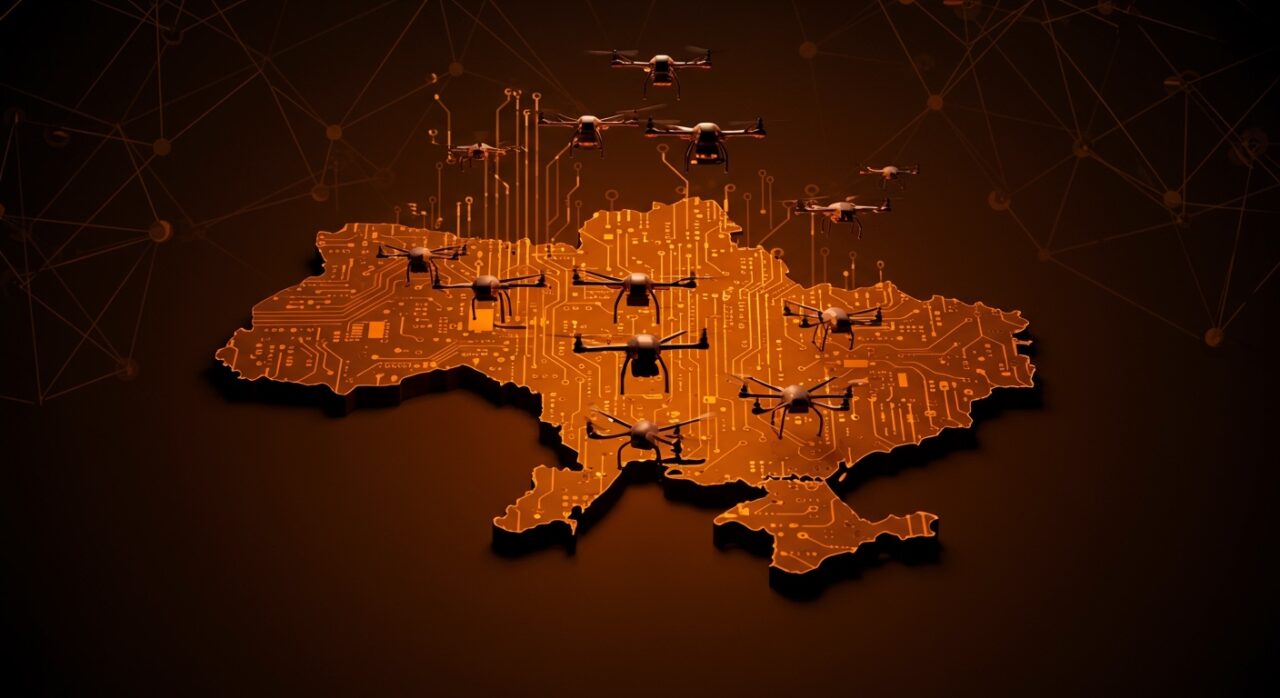 Drones modernos en vuelo sobre mapa de Ucrania representando innovación tecnológica y autonomía en la industria de hardware.