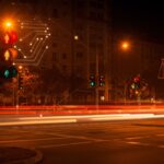Intersección urbana en Valencia con semáforo mostrando luces verde y rojo simultáneamente, simbolizando gestión tecnológica y movilidad urbana en smart traffic.