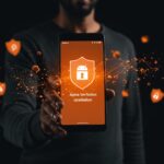 Fundador de startup verificando identidad en smartphone para instalación segura de apps Android según nuevos requisitos de Google en 2026.