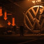 Recorte de empleos en Volkswagen ante crisis en China y fallos tecnológicos, captura visual editorial en tonos naranja y negro.