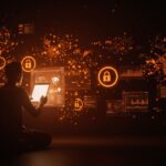 Prohibición de contenido generado por IA en Wikipedia ilustrada con editor digital y símbolos de control editorial en tonos naranja y negro.