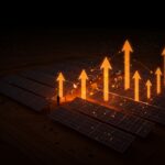 Planta solar fotovoltaica en Antofagasta con una figura emprendedora destacando la inversión de AES Chile en energía limpia y oportunidades para startups en Latinoamérica.